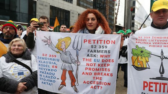 Manifestations d'agriculteurs européens à Bruxelles le 20 février 2020, jour d'ouvetrture d'un sommet de l'UE pour discuter du budget de k'union pour 2021-2027 ©AFP - Aris Oikonomou