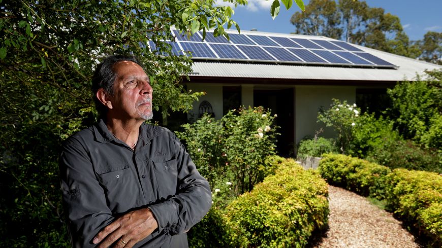 Glenn Albrecht dans le jardin de sa propriété durable appelée Wallaby Farm, à Duns Creek dans la Hunter Valley en Australie, le 30 décembre 2015