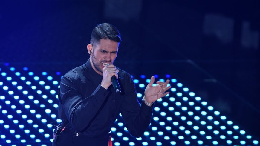 Le chanteur Mahmood, en 2019, sur la scène du festival de Sanremo