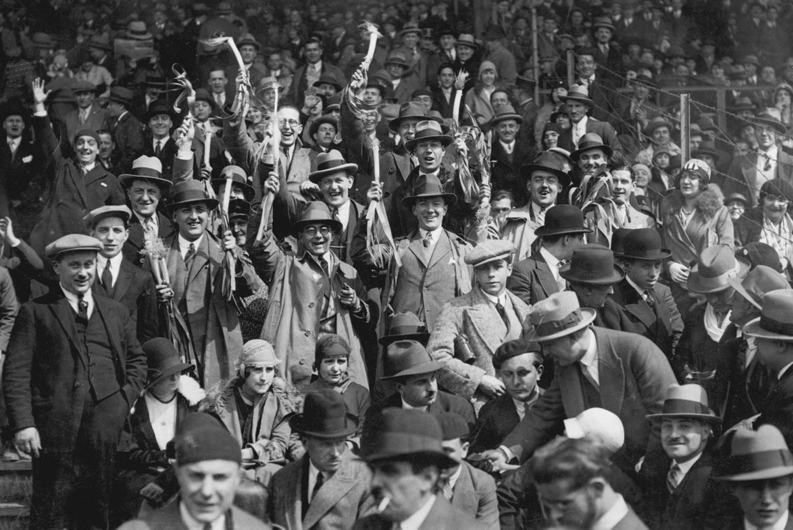 Photo datée de 1930 montrant des supporters gallois brandissant des poireaux avant le match de rugby des Cinq Nations France / Walles à Paris.