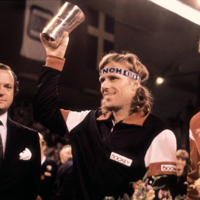 Le joueur de tennis suédois Björn Borg montre son trophée après sa victoire sur John McEnroe à Stockolm en novembre 1980