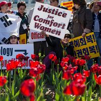 Manifestation des associations de réhabilitation des "femmes de réconfort", ces femmes prostituées de force dans des bordels réservés aux soldats américains au Japon et en Corée après la fin de la Seconde Guerre mondiale