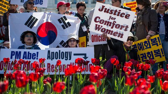 Manifestation des associations de réhabilitation des "femmes de réconfort", ces femmes prostituées de force dans des bordels réservés aux soldats américains au Japon et en Corée après la fin de la Seconde Guerre mondiale ©Getty - By Bill Clark/CQ Roll Call