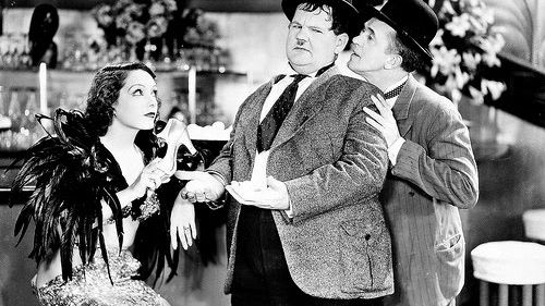 Lupe Vélez, Oliver Hardy et Stan Laurel dans Hollywood Parade (1934)