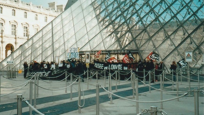 Manifestations contre la réforme des retraites devant le musée du Louvre à Paris, le 17 janvier 2020