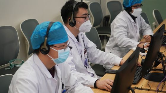 Des médecins chinois donnent des conseils médicaux aux patients via Internet, dans la province e Jiangsu ©AFP - Ji Chunpeng / XINHUA