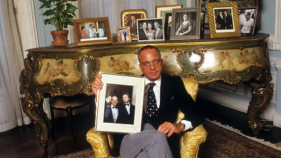 L'avocat Roy Cohn, conseiller et mentor de Donald Trump, pose avec un portrait de l'homme d'affaires, à New York, New York 2/2/1984 ©Getty - Nancy Moran (Photo by Nancy Moran /Sports Illustrated via Getty Images/Getty