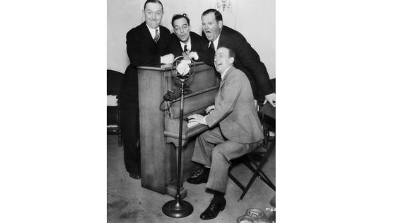 Buster Keaton (au milieu) entouré de Stan Laurel et Oliver Hardy, et Jimmy Durante (au piano). Vers 1931 - John Kobal Foundation/Getty Images.