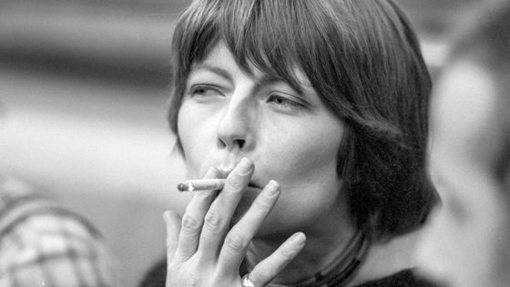 Claire Bretécher lors d'une séance de dédicace au 'Pen Club' à Paris le 14 décembre 1974 ©Getty - William KAREL