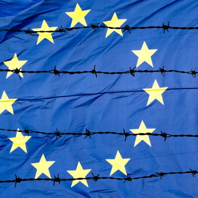 Drapeau de l'Union européenne derrière des barbelés