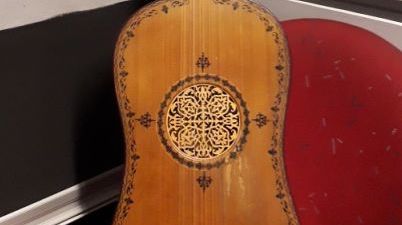 Guitare "rouge" baroque de Rafael Andia