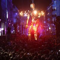 Défilé dans les rues de Lille en mai 2004 dans le cadre de Lille 3000
