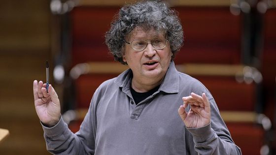 Le contreténor et chef d'orchestre belge René Jacobs dirige à la Philharmonie de Cologne en 2008 ©Getty - Brill/ullstein bild
