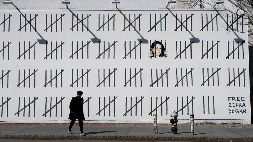 Oeuvre de Bansky en soutien à l'artiste kurde Zehra Doğan emprisonnée en Turquie jusqu'en février 2019 (New York)