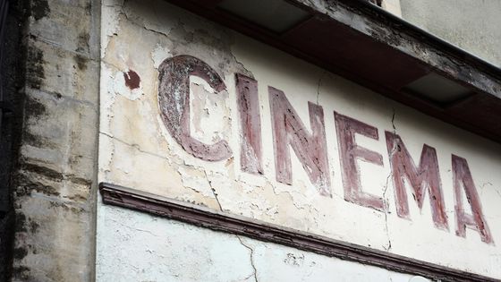 Une devanture de cinéma qui tombe en décrépitude interroge sur l'actualité du cinéma en tant que lieu et espace ©Getty - Marcel ter Bekke