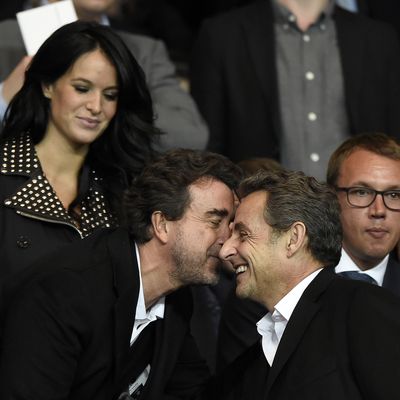 Arnaud Lagardère et Nicolas Sarkozy au Parc des Princes le 2 avril 2014.
