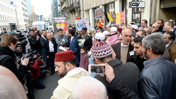 Des membres de la communauté musulmane de Bruxelles prennent part aux hommages rendus aux victimes des attentats en 2016 ©AFP - THIERRY CHARLIER