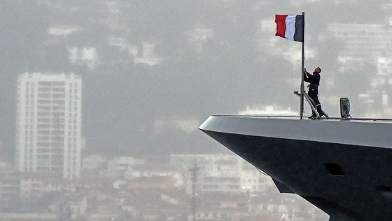 Le drapeau français flotte sur le pont de la 3ème FREMM (FRégate Européenne Multi-Missions) ©AFP - Boris Horvat