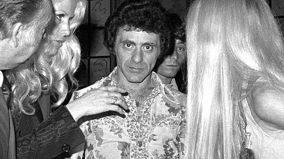 Frankie Valli ne peut décidément pas retirer son regard du nôtre, ici en 1975 ©Getty - Mark Sullivan
