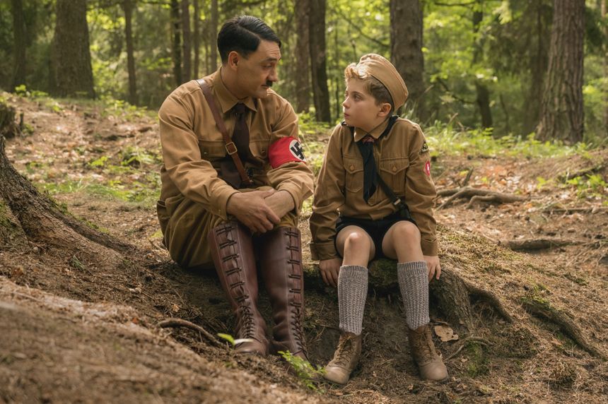 Taika Waititi et Roman Griffin Davis dans le film "Jojo Rabbit"