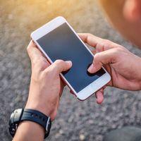 Smartphones, écrans... Serions-nous devenus accros ?