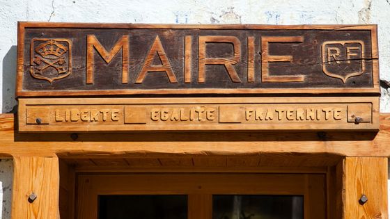 Le fronton de la mairie de Névache (Hautes-Alpes) arbore la devise de la République ©Getty - Herve CHAMPOLLION