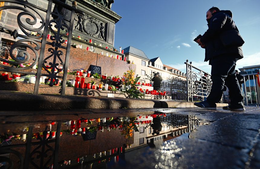 Des fleurs et des bougies ont été placées sur la place du marché.