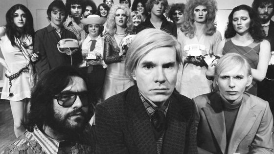 Andy Warhol avec le casting de la pièce qu’il a écrite, Pork (1971), sur la scène du Café La MaMa (New York). ©Getty - Jack Mitchell