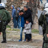 Grèce : Lesbos, au bord de l'implosion. Photo prise lors d’une manifestation de réfugiés et de migrants devant le camp de Kara Tepe, sur l’île de Lesbos, Grèce, 3 février 2020