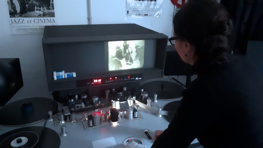 Laure Marchaut lit une bobine du "Napoléon" d'Abel Gance sur une table de montage CTM-Debrie