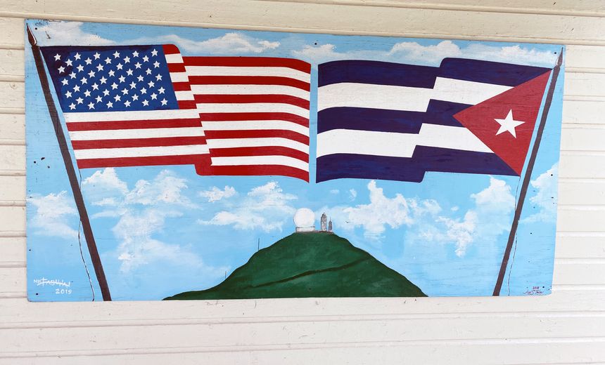 Le camp de Guantánamo est situé à la pointe sud-est de l'île de Cuba. Les États-Unis contrôlent le Sud de la baie depuis le traité américano-cubain de 1903, grâce à un territoire d'une superficie de 117,6 km2.