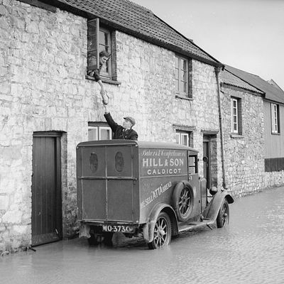 Boulanger effectuant sa livraison quotidienne en camionnette