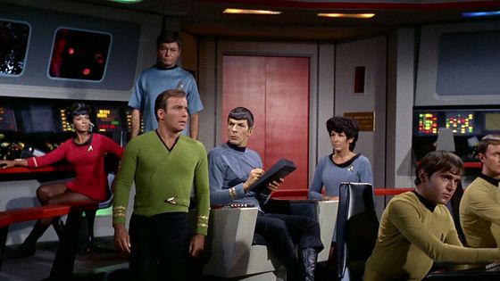 Uhura (Nichelle Nichols), le Dr McCoy (DeForest Kelley), le Capitaine Kirk (William Shatner), Mr Spock (Leonard Nimoy) et Chekov (Walter Koenig) dans l'épisode 10 "Journey to Babel" de la saison 2 de "Star Trek" ©Getty - CBS Photo Archive