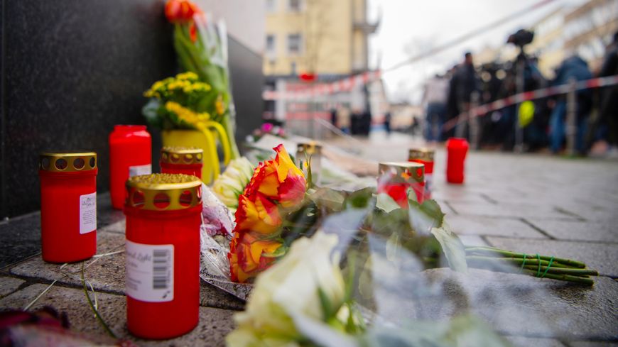 Des fleurs déposées en hommage aux victimes de la fusillade à Hanau, en Allemagne.