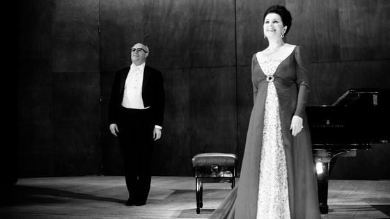 Le violoncelliste Mstislav Rostropovitch et son épouse la soprano Galina Vichnevskaia sur scène en janvier 1976 à Paris, France. ©Getty - François Lochon /Gamma-Rapho
