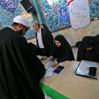 Un homme vote lors des élections législatives en Iran, à Téhéran le 21 février 2020.