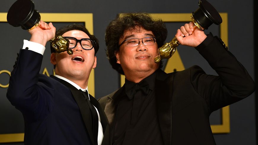 Han Jin-won et Bong Joon-ho, scénariste et réalisateur du film "Parasite", grand gagnant des Oscars 2020, posent avec leurs trophées