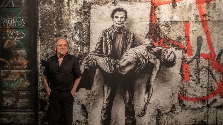 Ernest Pignon-Ernest devant sa "Pietà de Pasolini portant son propre corps", 2015.