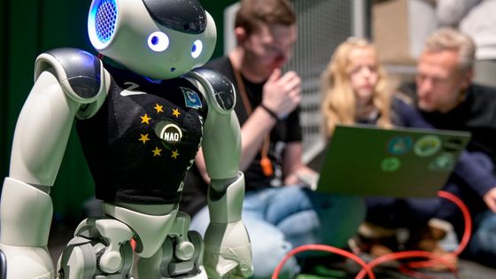 Présentation du robot Nao lors de la Journée de l'Intelligence Artificielle sur la campus digital de Hambourg (21/11/2019) ©Getty - Axel Heimken
