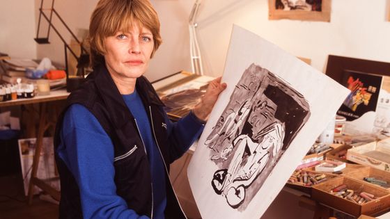 Claire Bretécher chez elle en 1997 ©Getty - Alain BENAINOUS/Gamma-Rapho