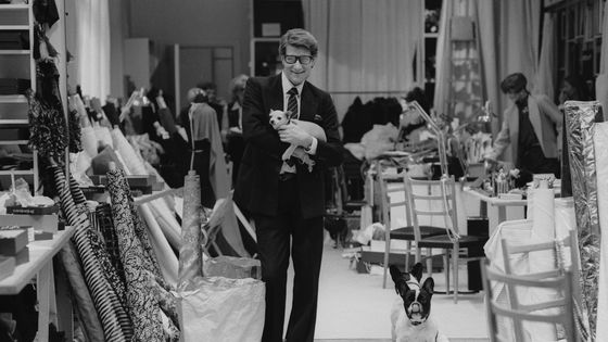 Yves Saint Laurent, grand couturier français (1936-2008), dans son studio parisien, en janvier 1982. ©Getty - John Downing