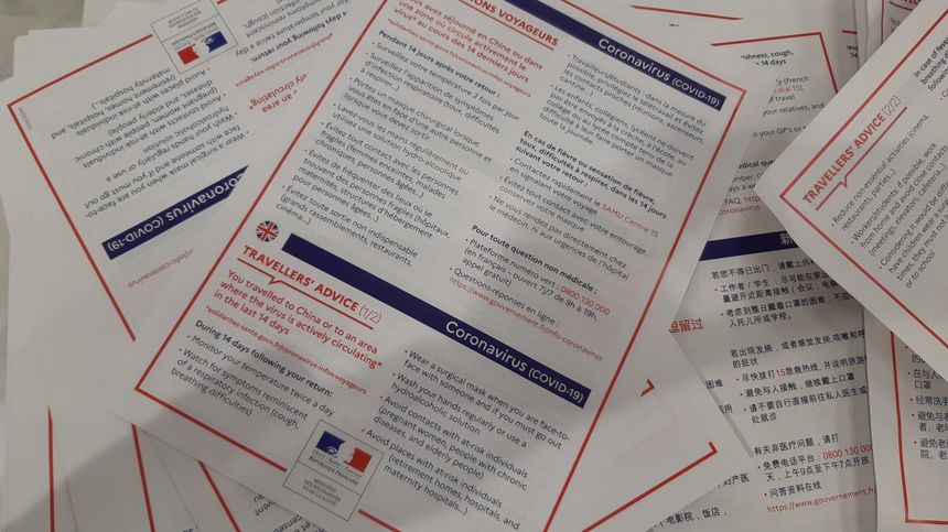 Les consignes du ministère de la Santé distribuées à l'aéroport Charles de Gaulle