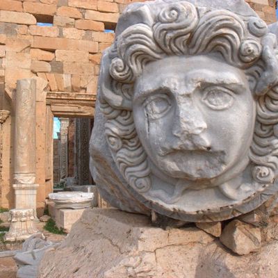 Gros plan d'une sculpture de tête de Méduse située dans le Forum sévérien du site de Leptis Magna. Leptis Magna près de la ville de Khoms en Libye.