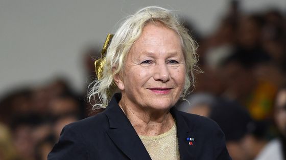 La créatrice française Agnès Trouble rend hommage au public après le défilé de la collection Agnes. B Printemps/été 2020 à Paris, septembre 2019. ©AFP - CHRISTOPHE ARCHAMBAULT