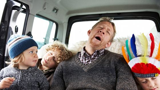 Les pères transforment leurs relations avec leurs enfants, mais hésitent à changer leur rapport au travail et à la maison. ©Getty - Westend61