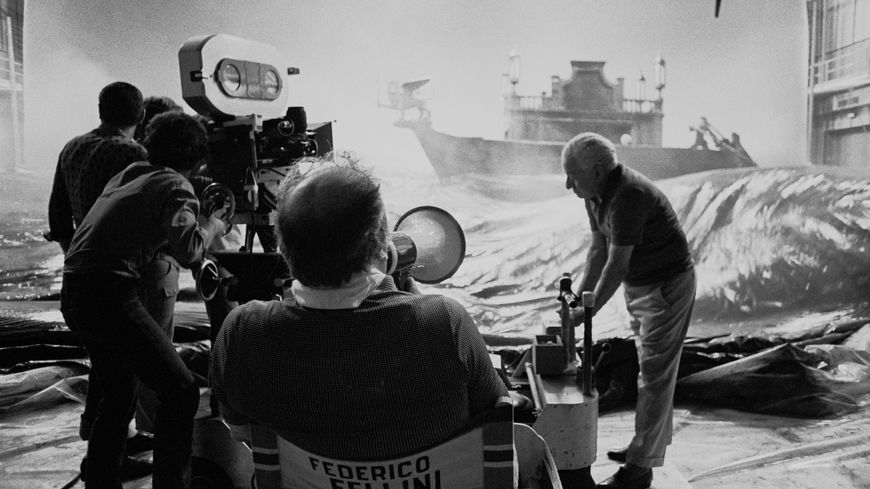 Federico Fellini sur le tournage de Casanova, le 10 juillet 1975 dans le Studio 5 de Cinecittà, à Rome.