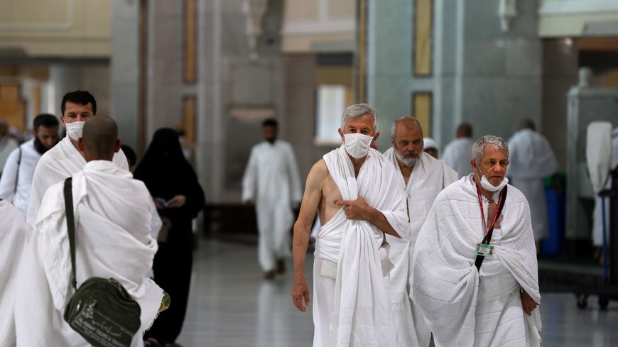 A La Mecque, des pèlerins présents ce 27 février 2020 se protègent face à la menace du coronavirus.