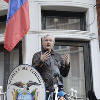Julian Assange s'exprimant depuis le balcon de l'ambassade d'Equateur à Londres, le 19 mai 2017