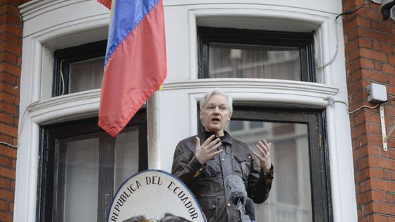 Julian Assange s'exprimant depuis le balcon de l'ambassade d'Equateur à Londres, le 19 mai 2017 ©Getty - picture alliance / Contributeur