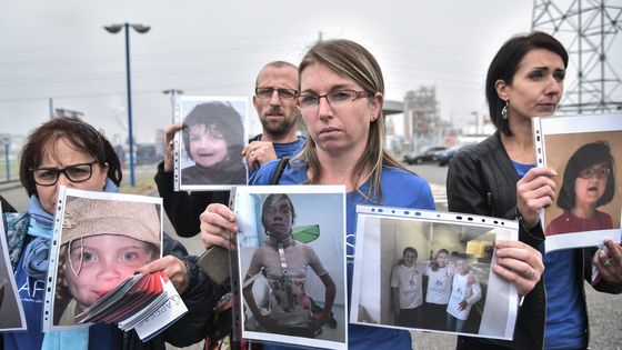 Manifestation de familles de victimes de la Dépakine, en octobre 2018, à Mourenx (Pyrénées-Atlantiques) à l'occasion d'une commission d’enquête parlementaire officieuse et décentralisée, organisée par l'Apesac (association d'aide aux victimes). ©Maxppp - Quentin Top / Sud Ouest